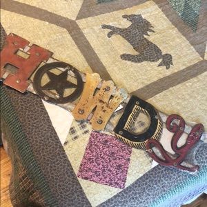 Metal “Howdy” Sign